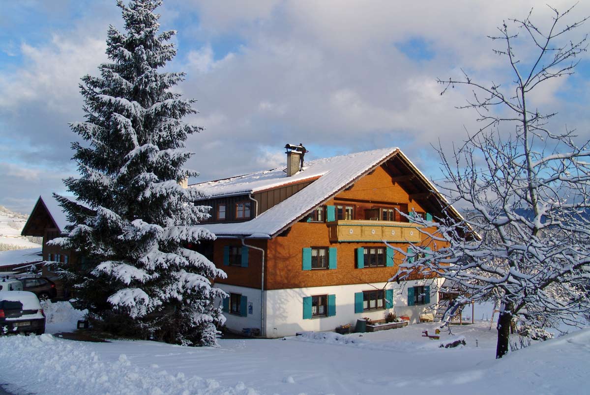 Hausansicht im Winter