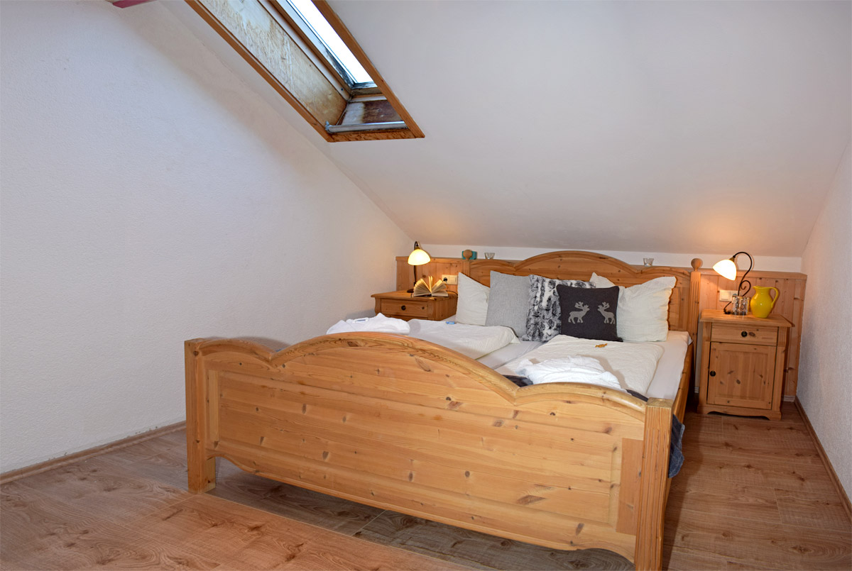 Schlafzimmer mit Dachfenster