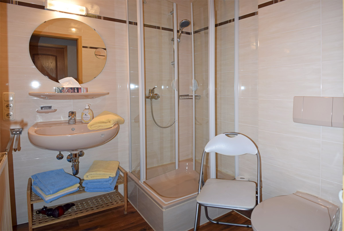 Bad mit großem Spiegel und Dusche