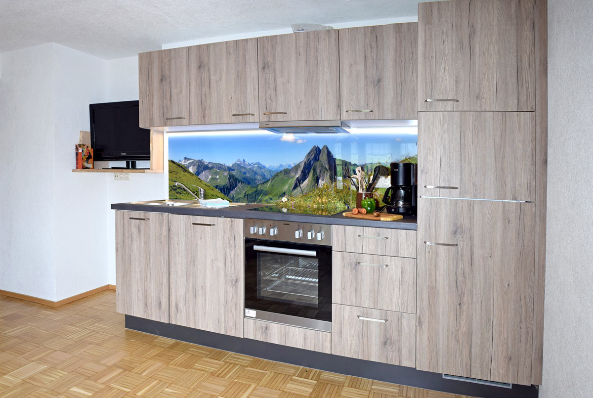 Moderne, helle Küchenzeile