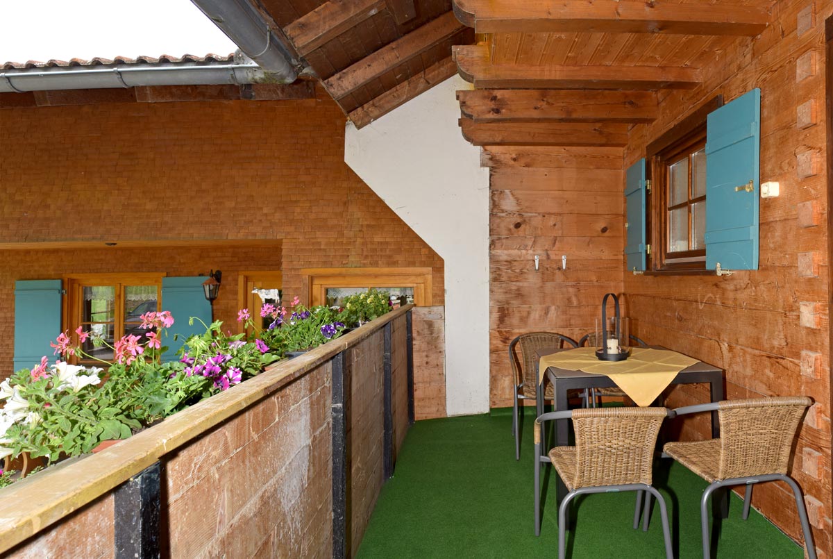 Großer, überdachter Balkon